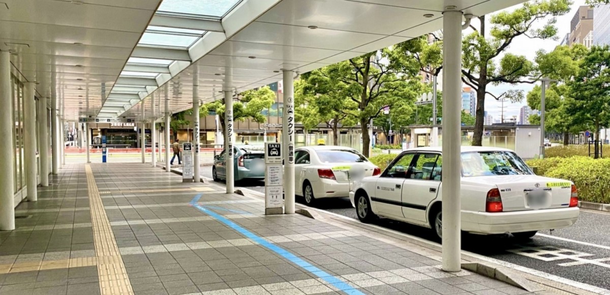 福岡県福岡市にあるJR博多駅のタクシー乗り場に、タクシーが3台並んでいる様子